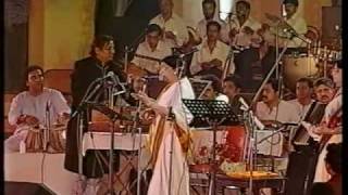 Lata Mangeshkar  Aye Mere Watan Ke Logo Live Performance [upl. by Ardyth200]