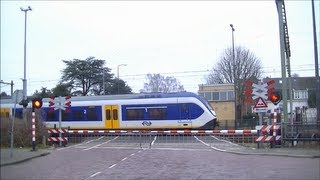 Spoorwegovergang NaardenBussum  Dutch railroad crossing [upl. by Carman]