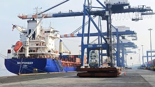 How Maersk Line Container Ship Unloading and Opening Hatch Cover in Action [upl. by Padraig]