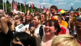 Deutschland gegen Serbien  Fanmeile in Berlin 4 [upl. by Susumu938]