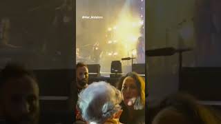 El bonito momento en el que Malú se baja del escenario para abrazar y besar a una mujer [upl. by Breskin]