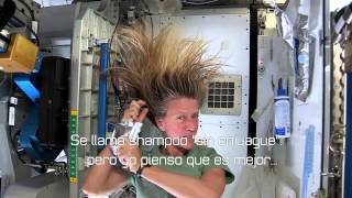 Cómo lavarse el cabello en el espacio EN ESPAÑOL [upl. by Anai365]