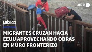 Migrantes cruzan hacia EEUU desde México aprovechando obras en el muro fronterizo  AFP [upl. by Aronel739]