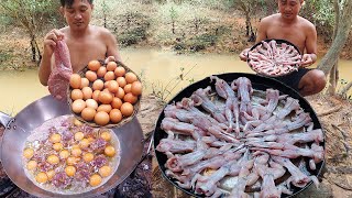 Primitive cooking 1kg of beef cooked with fresh chicken eggs  Frogs deeping fried for dinner [upl. by Nikolos]