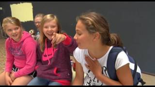 Schoolvakantie in Lutjewinkel begint met een traan en een lach [upl. by Annaeerb679]