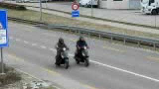 SYM Fiddle 50cc 4T vs Vespa 50cc 2T [upl. by Strickland697]