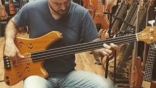 SAFRAN FRETLESS BASS Best fretless ever [upl. by Hugo]