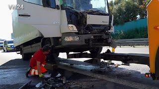 06092023  VN24  LKW Unfall auf A1  Kleinlaster fährt auf Stauende bei Schwerte Lichtendorf [upl. by Rather529]