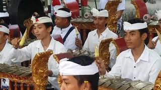 Kepiawaian anak milenial memainkan gamelan Bali [upl. by Byrle77]