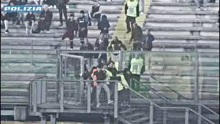 Il video del tifoso del Catania che scavalca il cancello e fa entrare gli altri ultras in campo [upl. by Bilicki336]