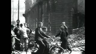 Bombardement Rotterdam 1940 mensen die door puin wandelen [upl. by Arimat]