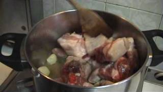 Suntature di maiale al sugo video ricetta n° 034 [upl. by Annaehs]