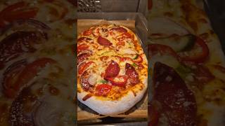 پیتزا سریع با آب گاز دار pizzateig mit Sprudelwasser fluffig und knusprig [upl. by Dnomse]