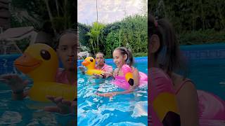 Cuando una niña ve una piscina 🏊🏼‍♀️👧🏻🤣 piscinas shorts comedy [upl. by Sirtaeb803]