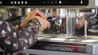 Tutorial Barista  Cómo limpiar la máquina de café la ducha y el grupo Limpieza y cuidado [upl. by Sheffie]