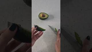 Astuce food enlever peau avocat facilement [upl. by Schwitzer931]