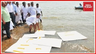 TN PWD Minister Uses Thermocol Sheets To Protect A River Becomes A Laughing Stock [upl. by Naik]